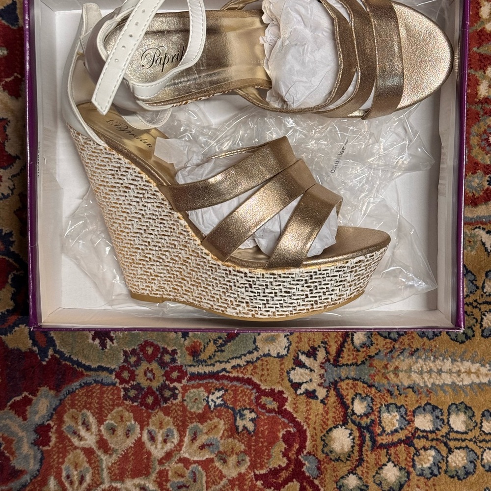 Gold & White Paprika Wedge Sandals - Size 11